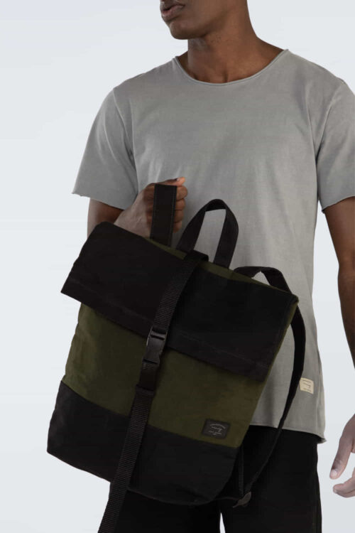mochila preta 319SS25359 8