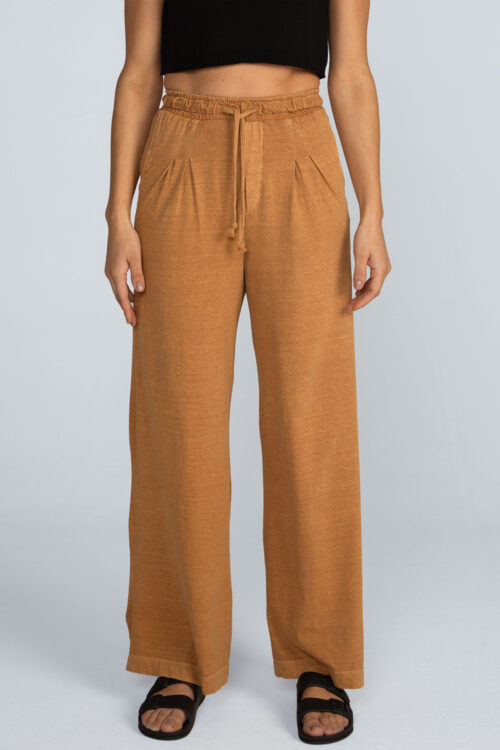 Calça pregas em malha estonada