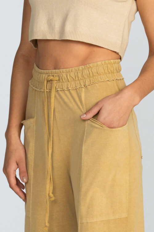 Calça em malha estonada Calca Mostarda 110SS26055 4